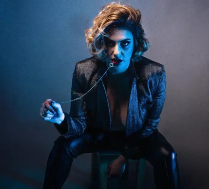 "Soy dominatriz financiera y los ricos me pagan para que me gaste su dinero"