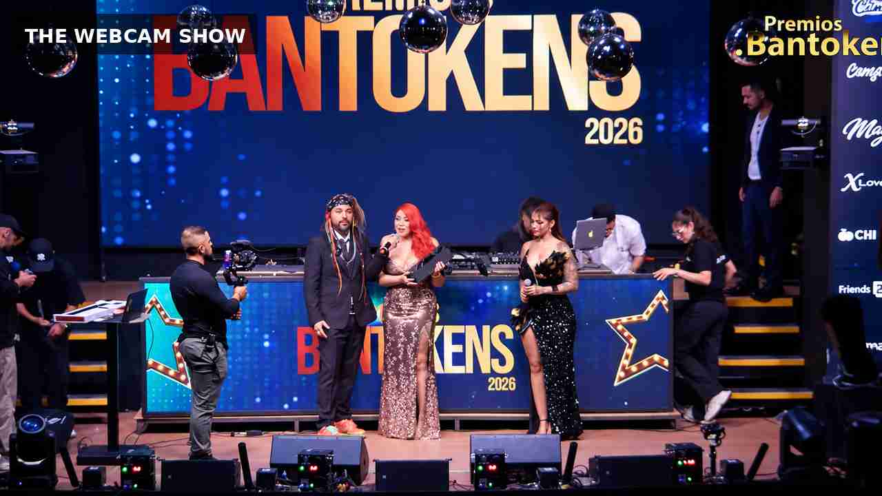 Escenario de los Premios Bantokens 2026 con presentadores y equipo de producción